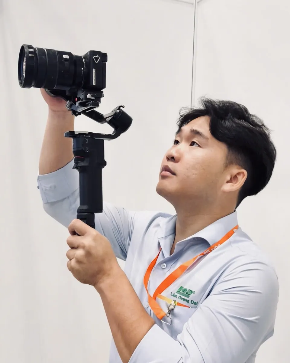 Nguyễn Văn Bạc quay video với gimbal