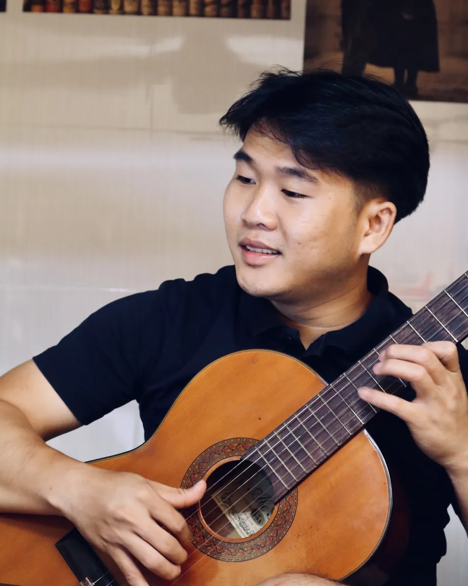 Nguyễn Văn Bạc chơi guitar